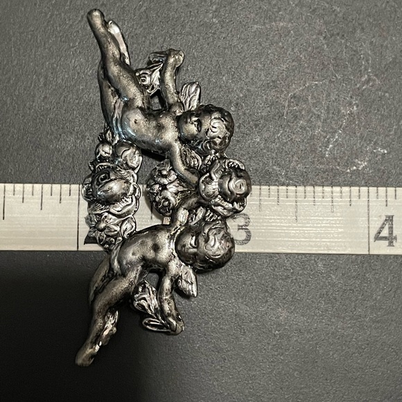 Double Cherub Angel Vintage Brooch Silver Tone Repousse Cupids Flying Babies - Picture 4 of 8